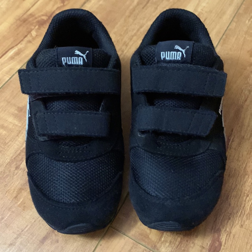 Kid velcro black Puma shoes